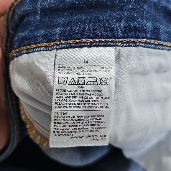 Old Navy Women High Rise Ripped Jeans Shorts, Size 14 - Picture 4 of 4